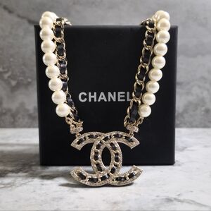 Chanel Beautiful Pearl & Chain CC Logo Necklace in White and Gold ✨️